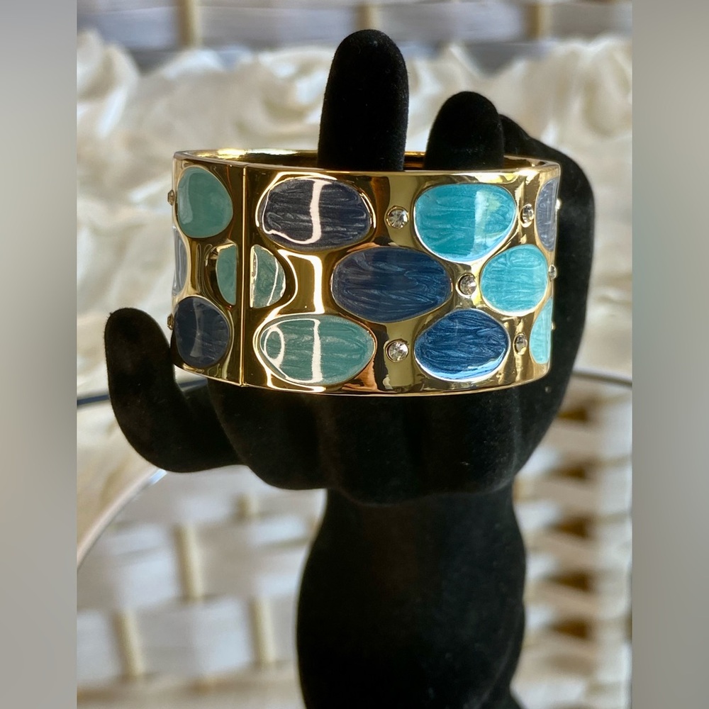 NWT White Australian Crystal and Blue Enameled Bangle Bracelet 7” in Goldtone - Picture 6 of 9